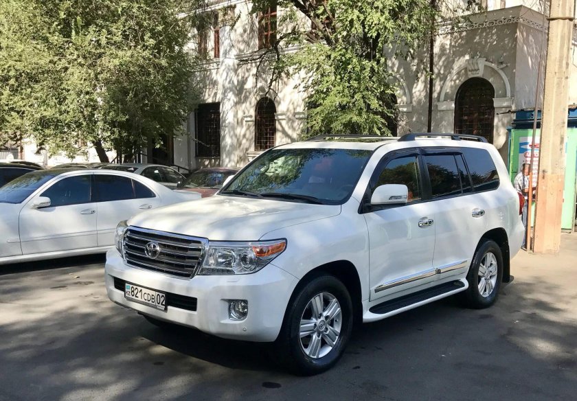 Toyota Land Cruiser 200 2008 белый