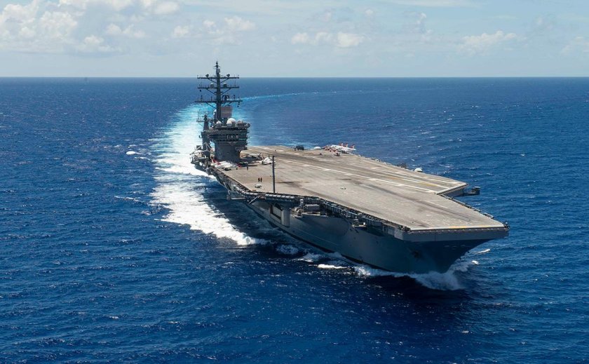 ВМС США авианосец Эй Зен Хаур
