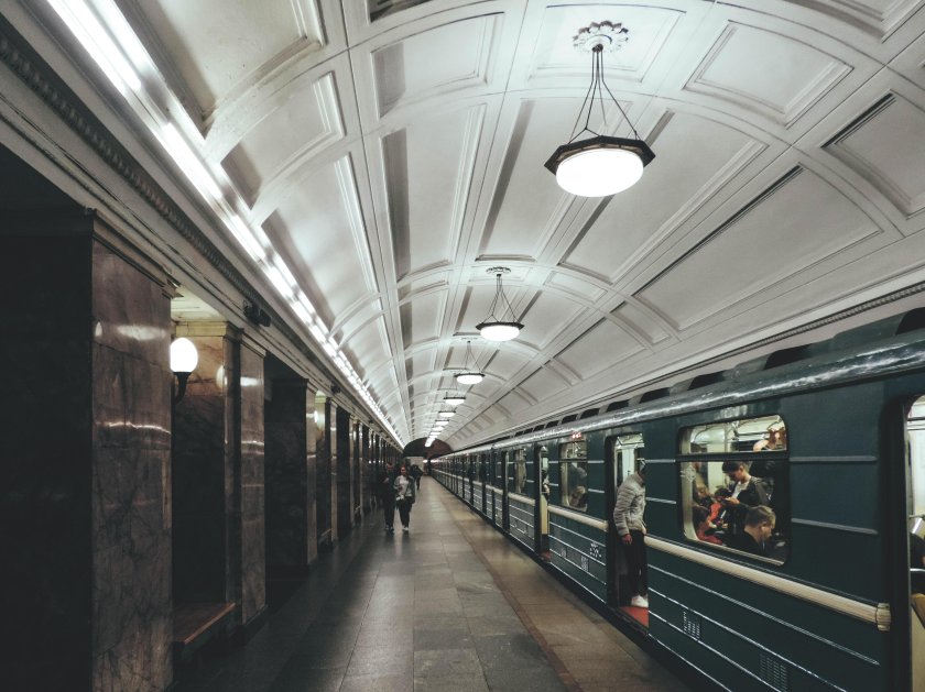 Станция метро с поездом