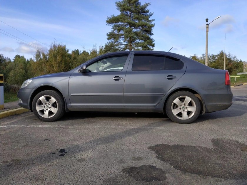 Шкода Октавия серая