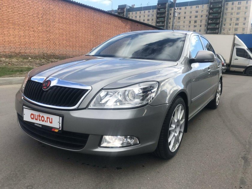 Шкода октавия серая 2012