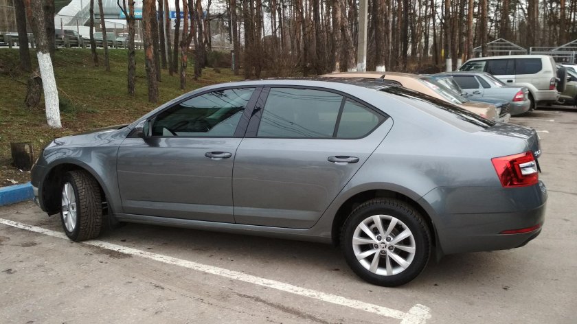 Шкода а7 серая