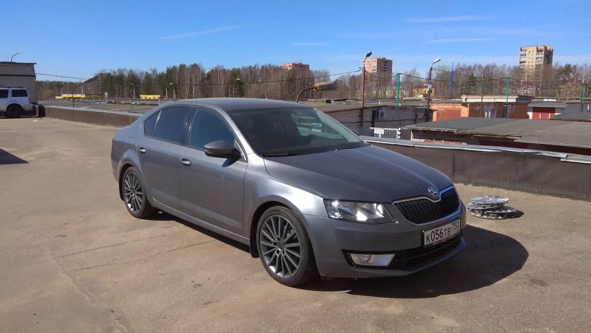 Шкода а7 серая