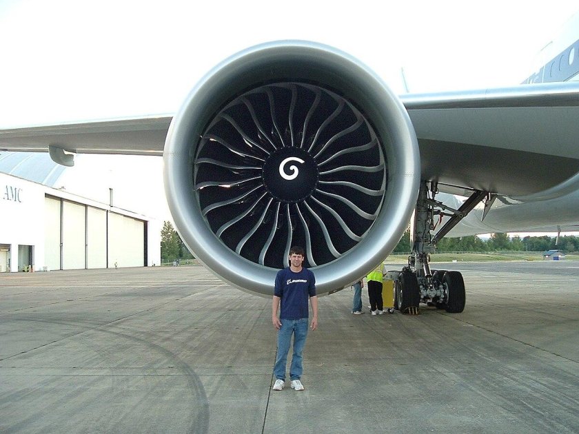Двигатель General Electric ge90