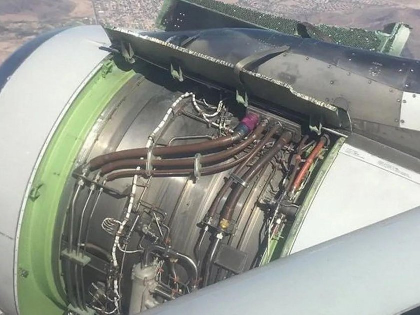 Капот двигателя самолета