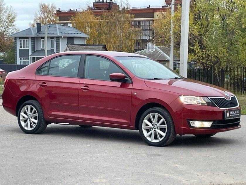 Машина Шкода красная
