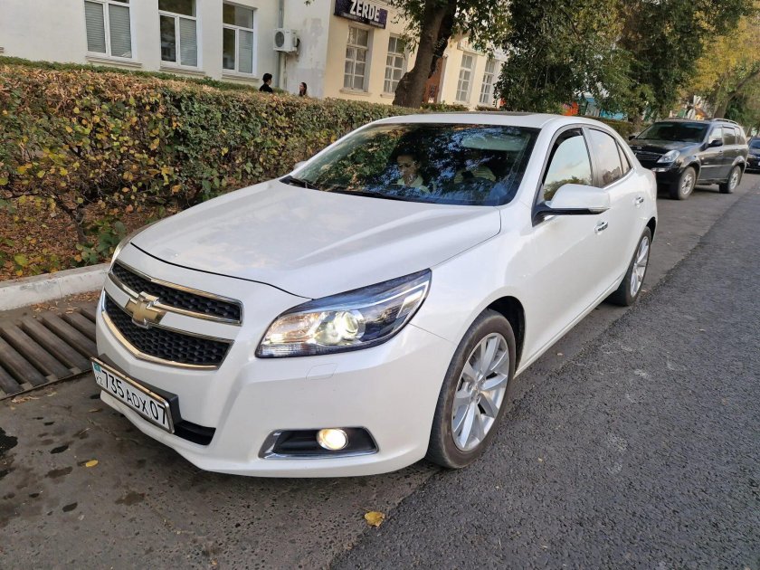 Chevrolet Malibu белый