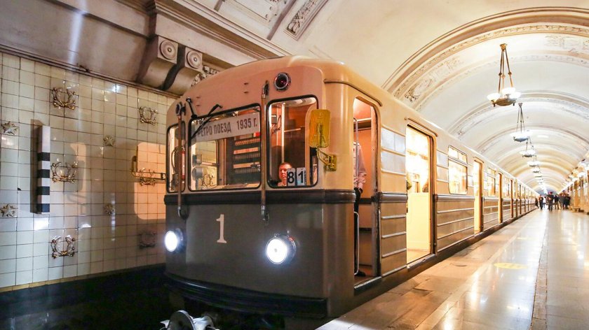 Поезд метро Москва 2023