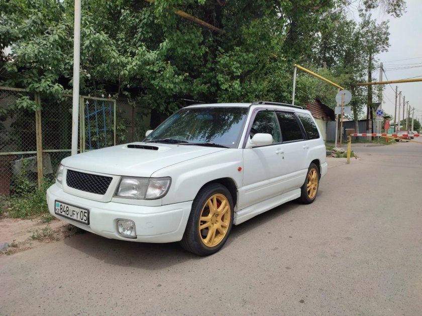Subaru Forester 1999 белый