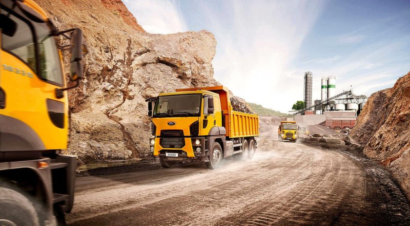 Грузовик с щебнем