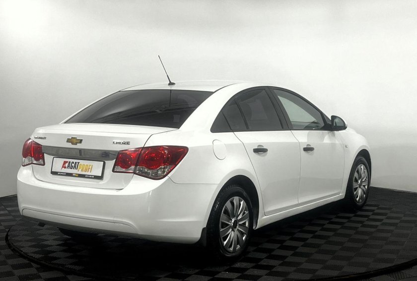 Белый шевроле круз