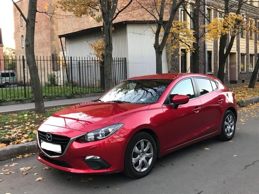 Mazda 3 красная