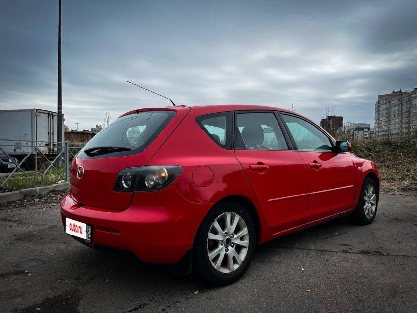 Красная мазда 3