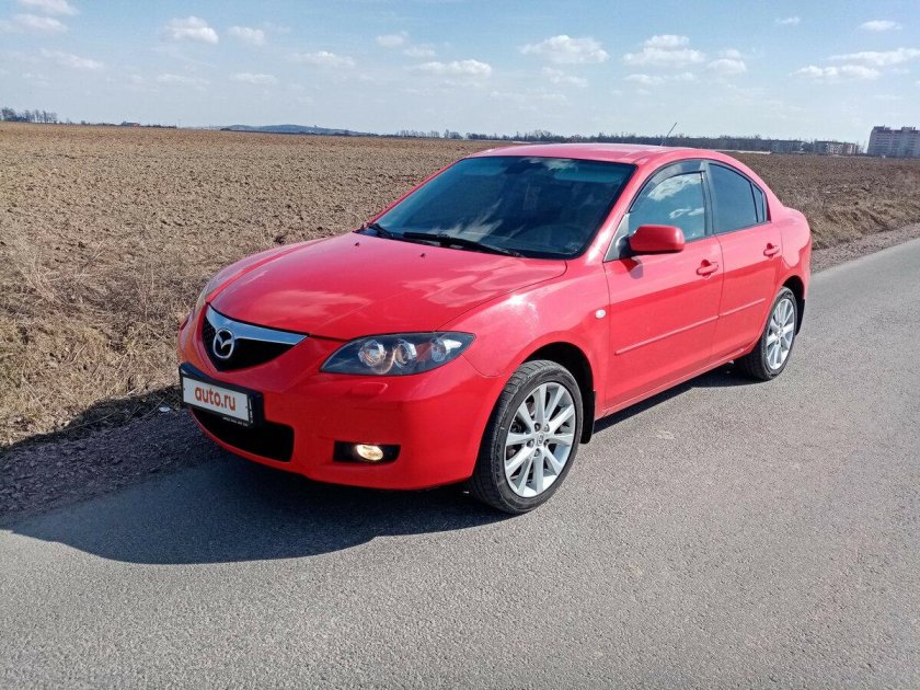 Мазда 3 красная седан