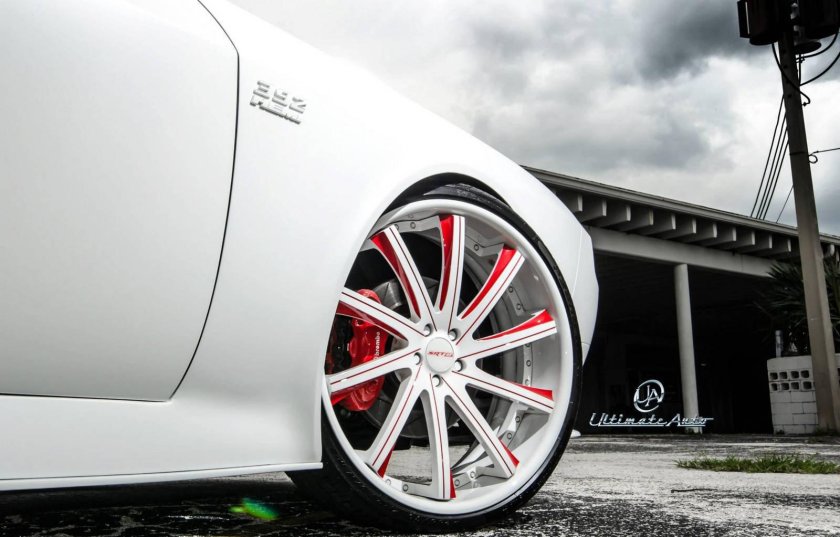 Красные диски на белой машине