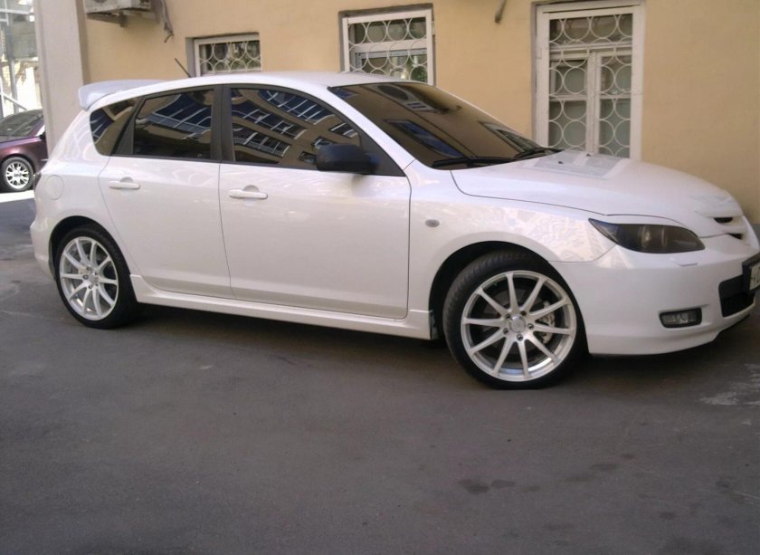 Белая Mazda BK r18