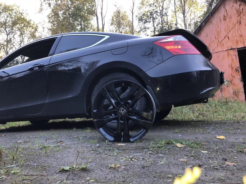 Диски на черной машине