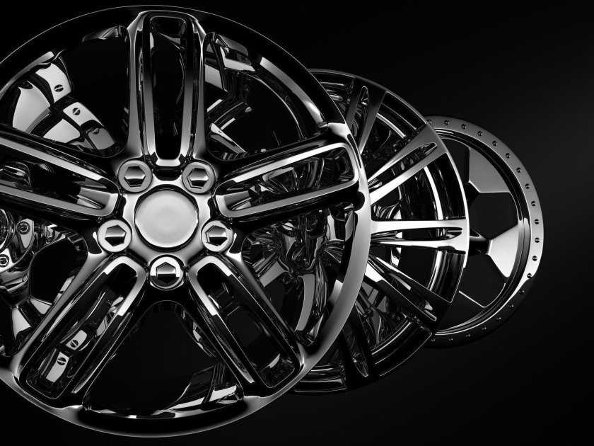 Литые диски на чёрном фоне