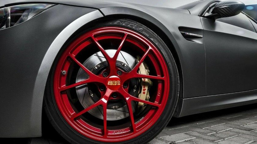 Красные суппорта на BMW f10