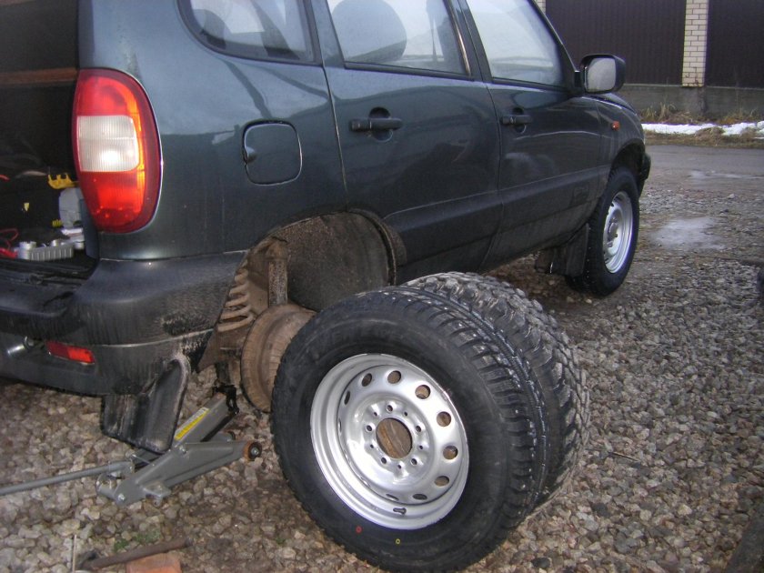 Нива Шевроле на колесах 205 70 15