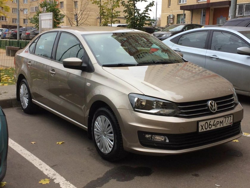 Фольксваген поло бежевый Титаниум