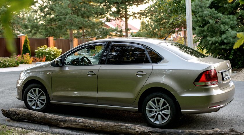 Фольксваген поло бежевый Титаниум