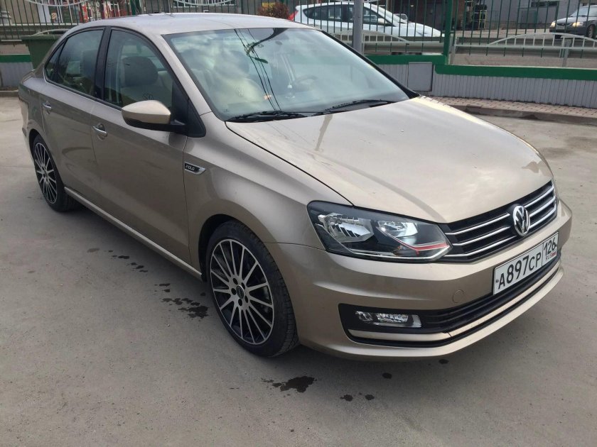 Фольксваген поло бежевый Титаниум
