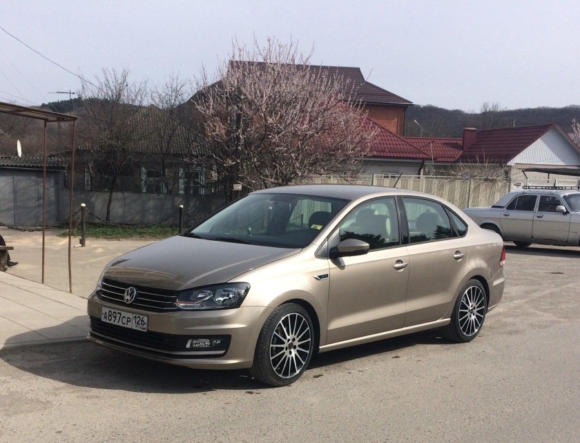 Фольксваген поло бежевый Титаниум