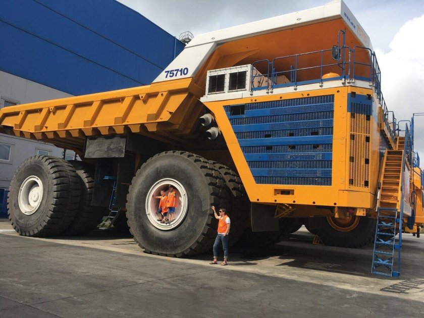 БЕЛАЗ-75710 самосвал