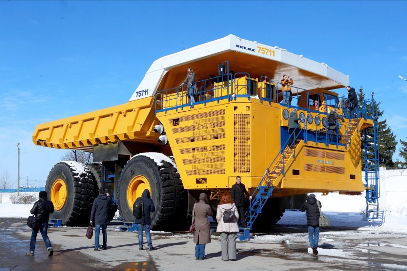 БЕЛАЗ-75710 И КАМАЗ