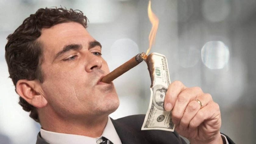 Подкуривает купюрой