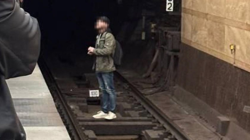 Человек на рельсах в метро