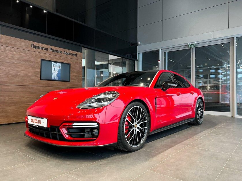 Porsche panamera красная