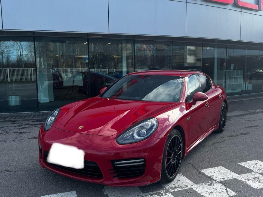 Porsche panamera gts красный