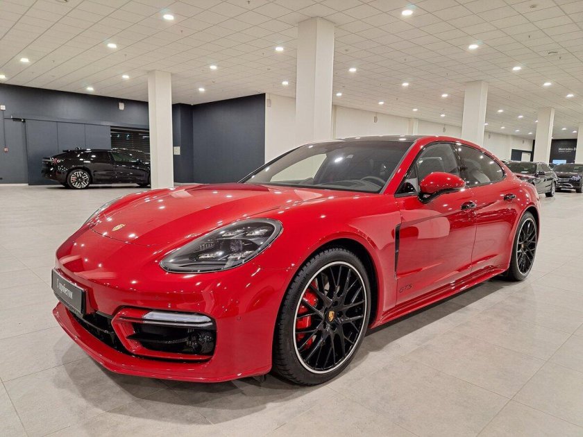 Panamera красная