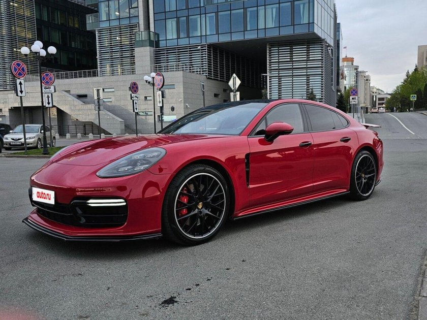 Porsche panamera 2022 красный