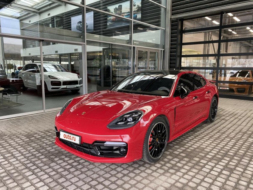 Porsche Panamera красная