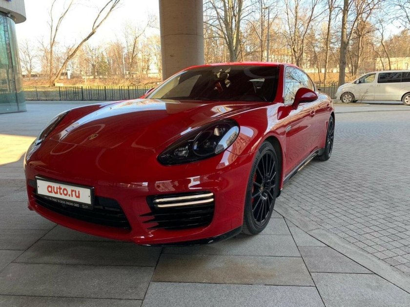 Porsche Panamera GTS красный