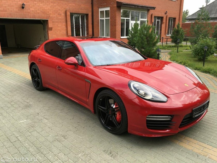 Porsche Panamera красная