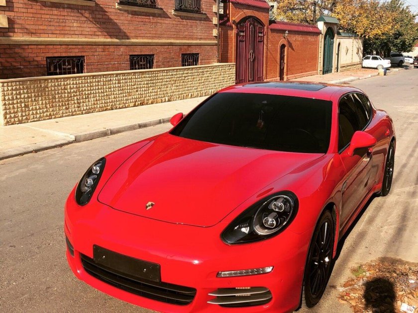 Porsche Panamera 4s красная
