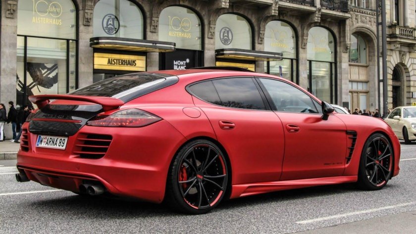 Porsche Panamera 4s красная
