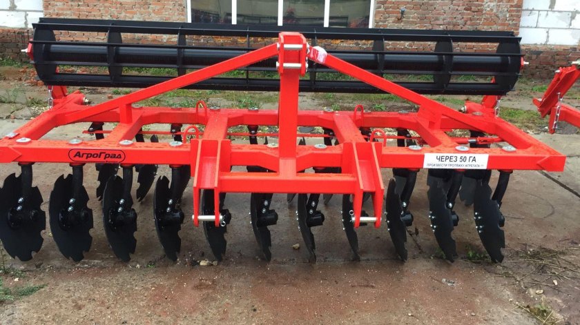 Дисковая борона в поле