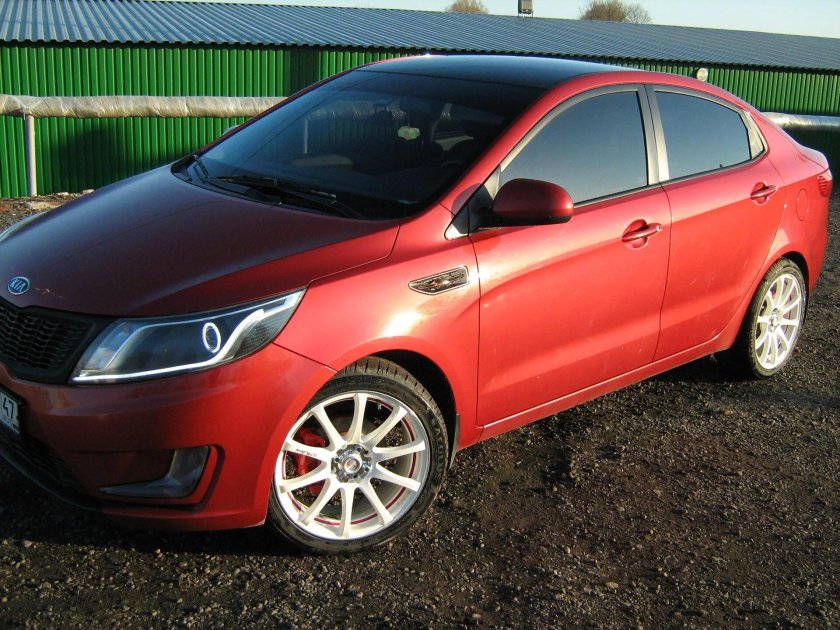 Красная Киа Рио 4 r17