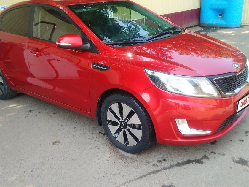 Кия Рио 2013 седан красный