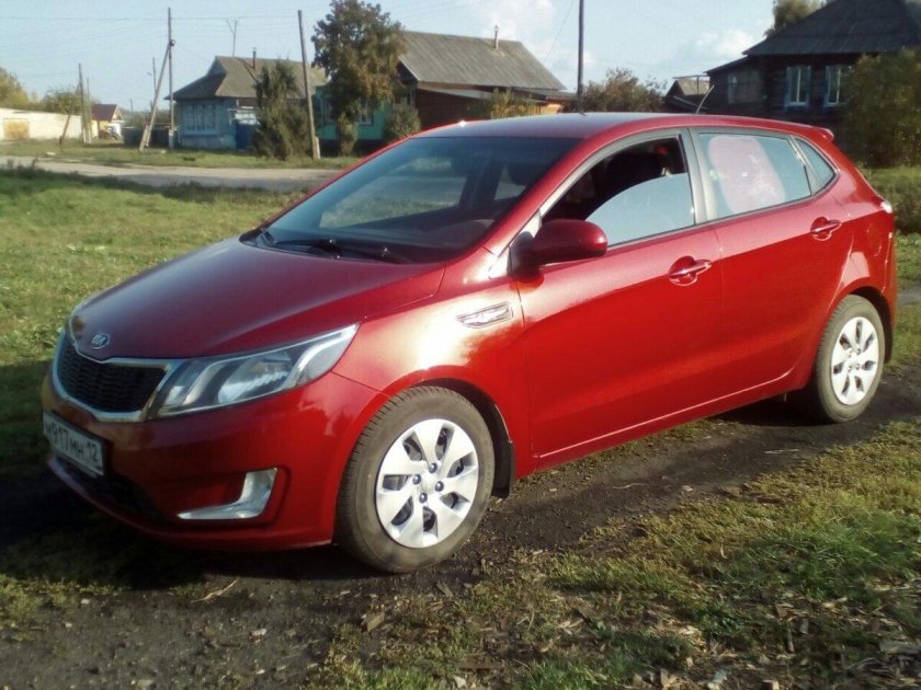 Киа Рио хэтчбек 2014 красная