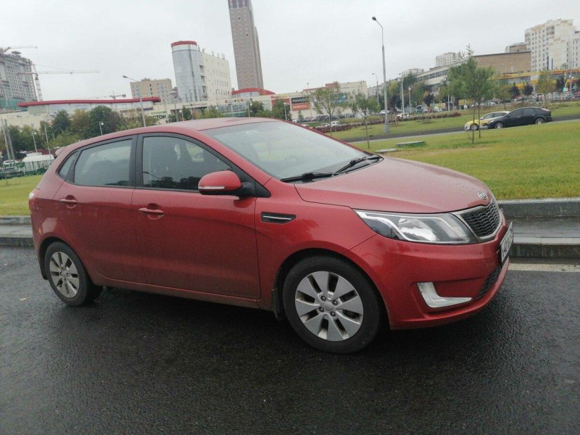 Киа Рио хэтчбек 2014 красная