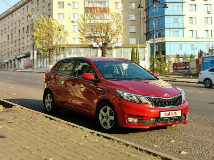 Киа Рио хэтчбек красная