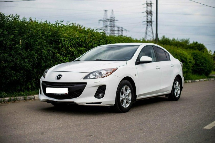 Мазда 3 белая седан