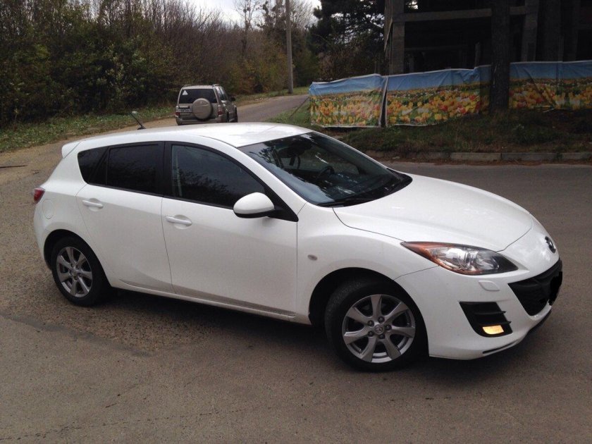 Мазда 3 бл белая хэтчбек