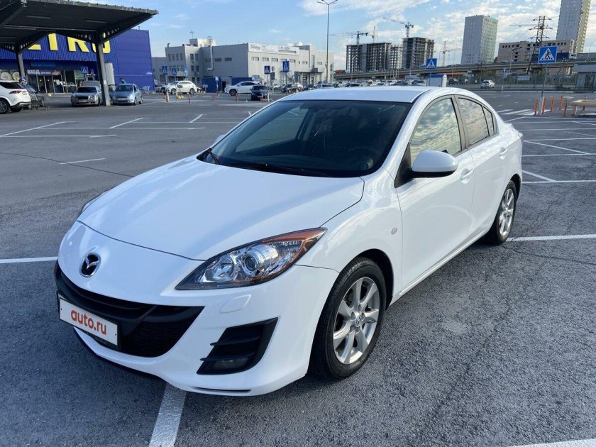 Белая Мазда 3 бл с черной крышей